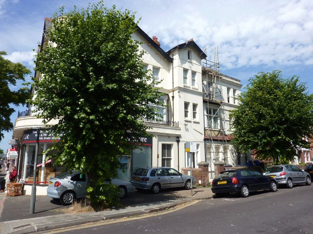 Studio to rent in Brighton Road, Worthing, West Sussex BN11, £800 pcm