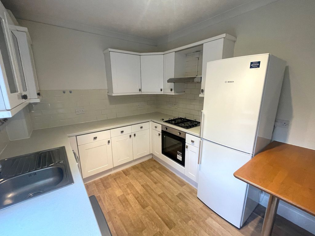 3 bed flat to rent in Bath Road, Bournemouth BH1, £1,350 pcm