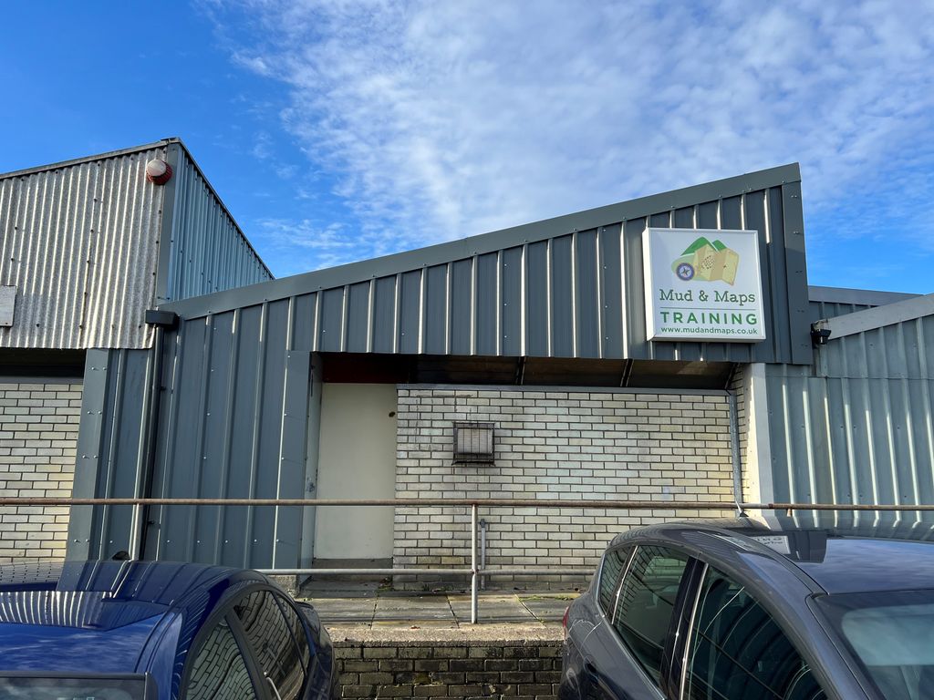 Warehouse to let in Gibcracks, Basildon SS14, £20,000 pa