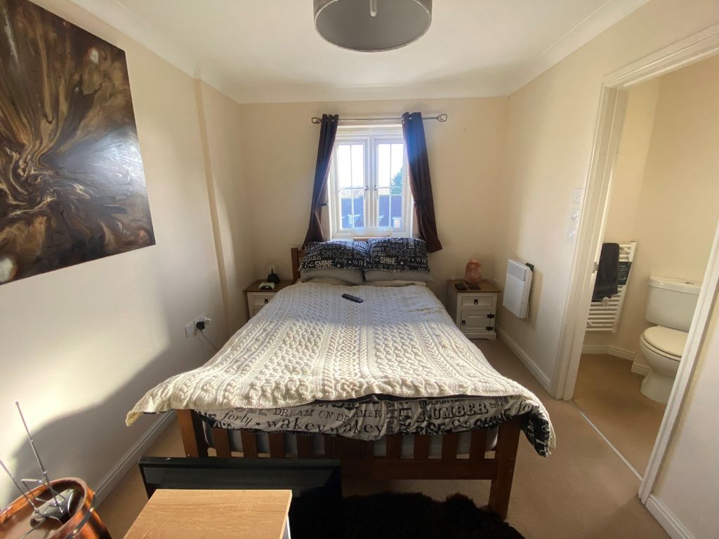 2 bed flat for sale in Watling Gardens, Dunstable, Bedfordshire LU6, £185,000