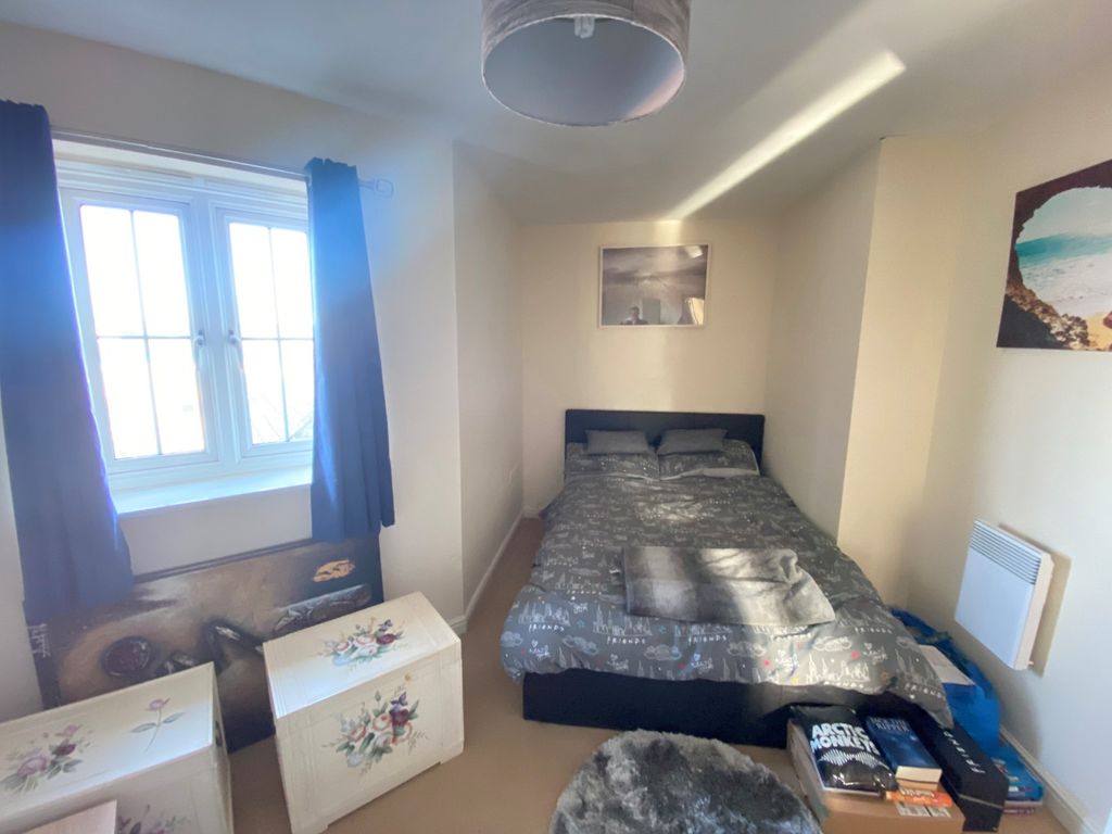 2 bed flat for sale in Watling Gardens, Dunstable, Bedfordshire LU6, £185,000