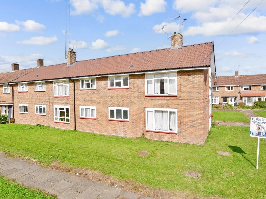 2 bed flat to rent in Peterborough Road, Crawley RH10, £1,400 pcm