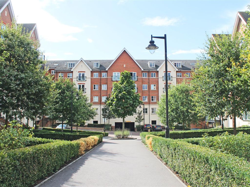 2 bed flat to rent in Viridian Square, Aylesbury HP21, £1,200 pcm