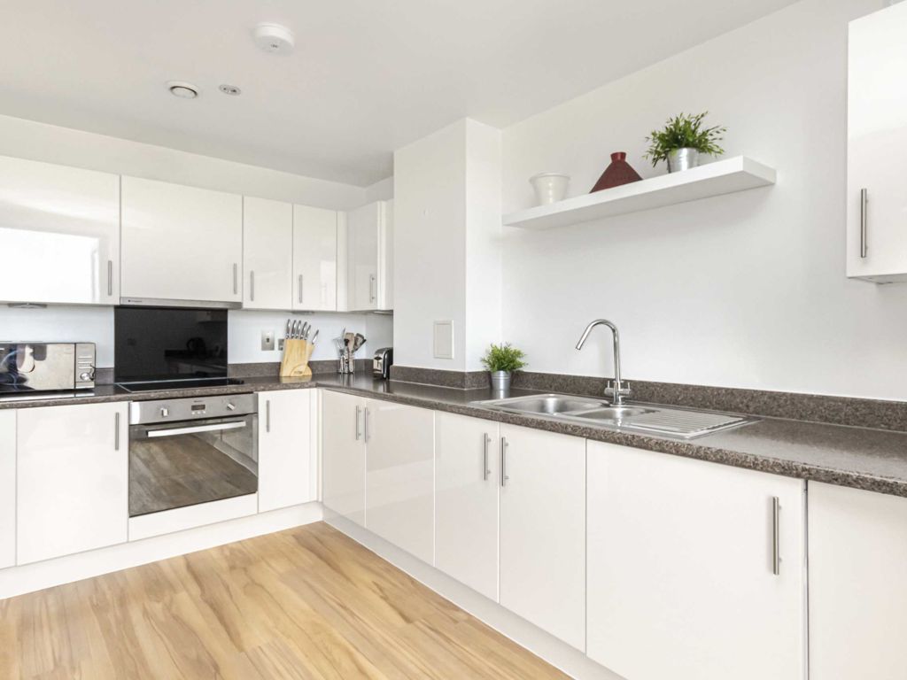 2 bed flat for sale in Tewkesbury Road, London W13, £495,000