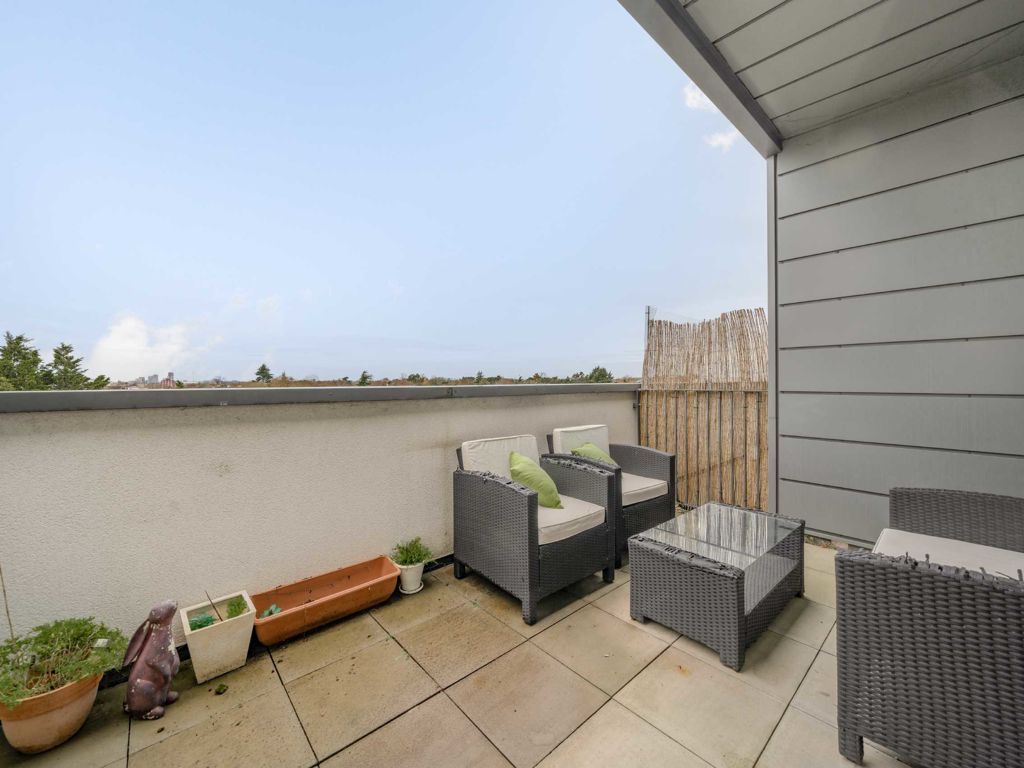 2 bed flat for sale in Tewkesbury Road, London W13, £495,000