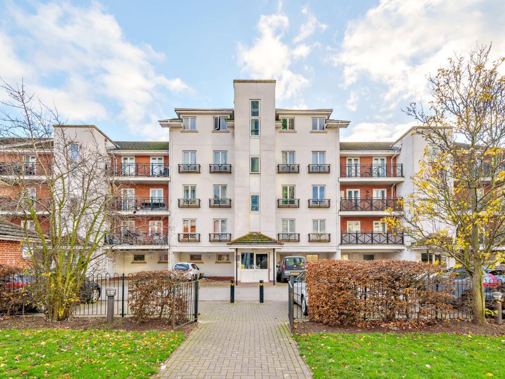 2 bed flat for sale in Chantry Close, London SE2, £280,000