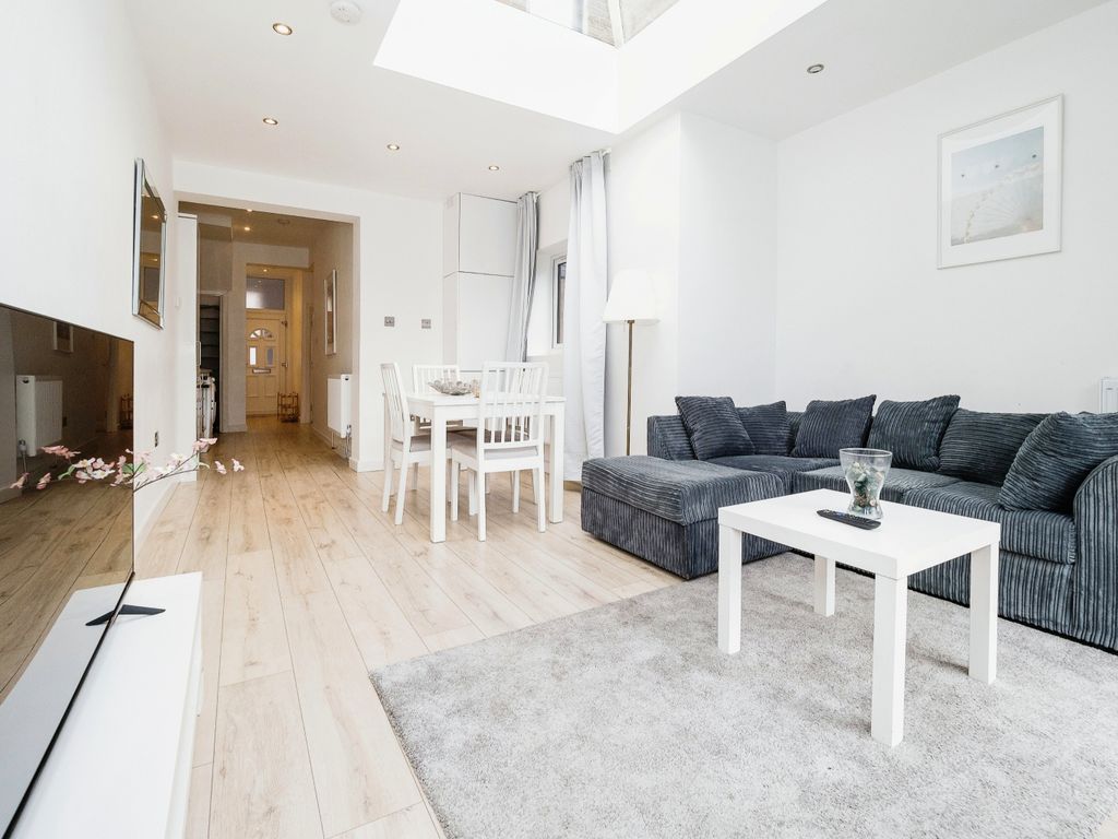 2 bed flat for sale in Shelley Avenue, Manor Park, London E12, £375,000