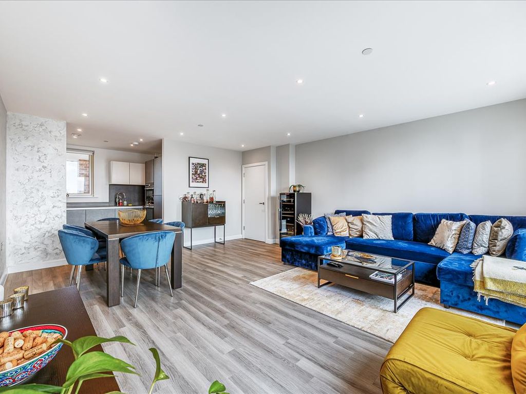 3 bed flat for sale in Avenue Road, Acton W3, £825,000