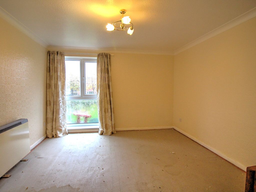2 bed flat for sale in Kingsway, Sunniside, Newcastle Upon Tyne NE16, £90,000