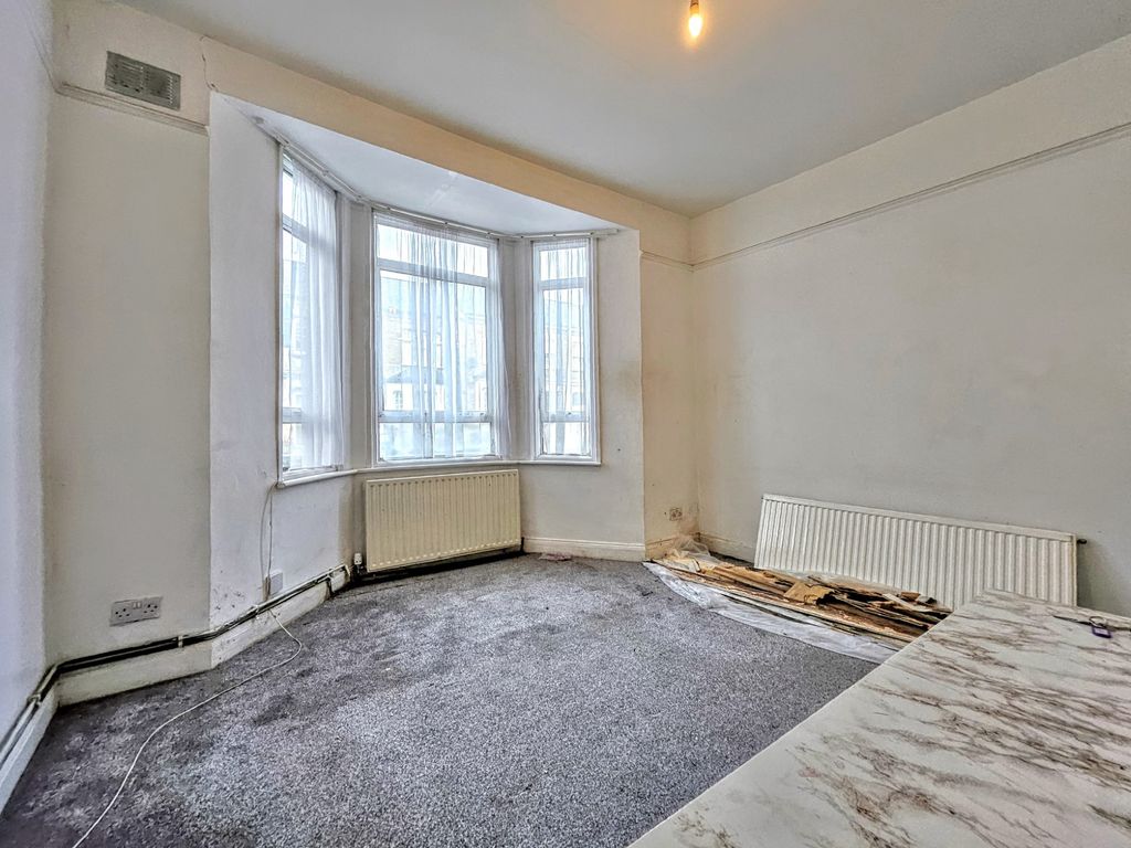 2 bed flat for sale in Kilburn Lane, London W10, £400,000