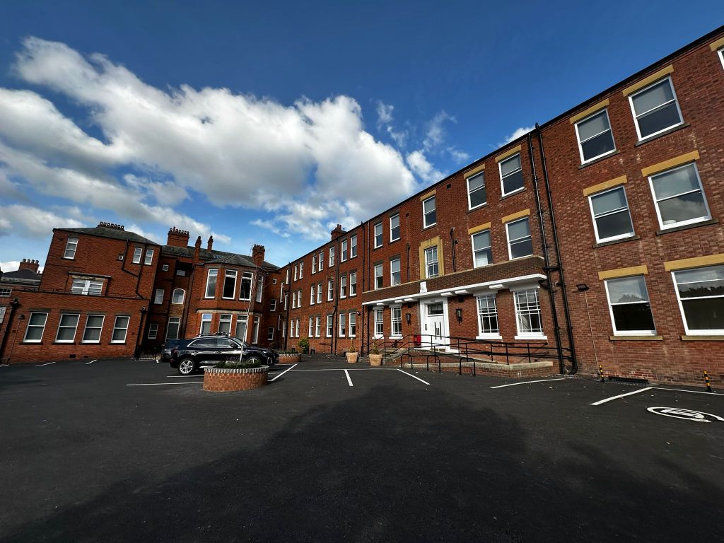 2 bed flat to rent in St. Marys Gate, Derby DE1, £1,250 pcm
