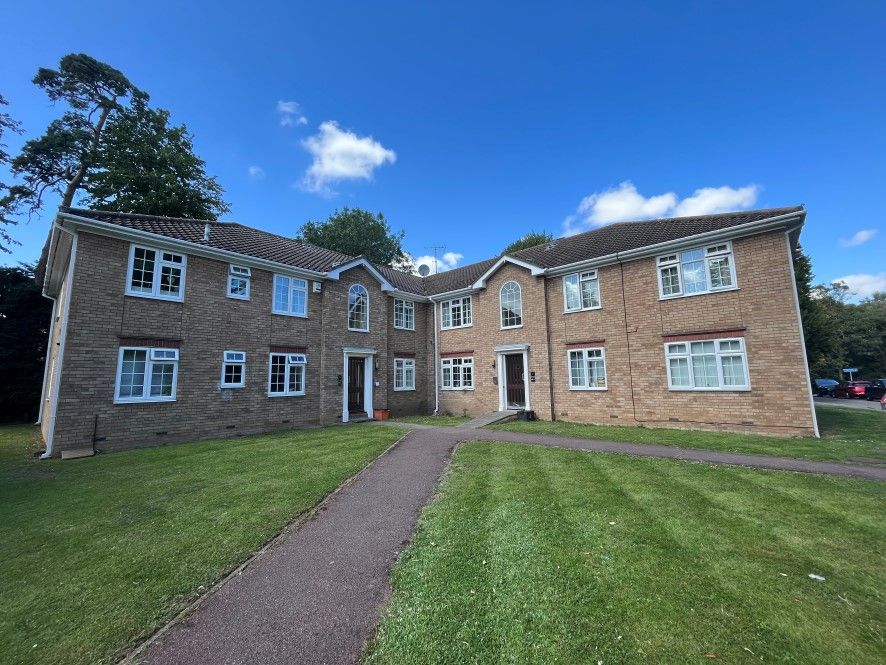 2 bed flat for sale in Bishops Close, Basildon SS13, £170,000