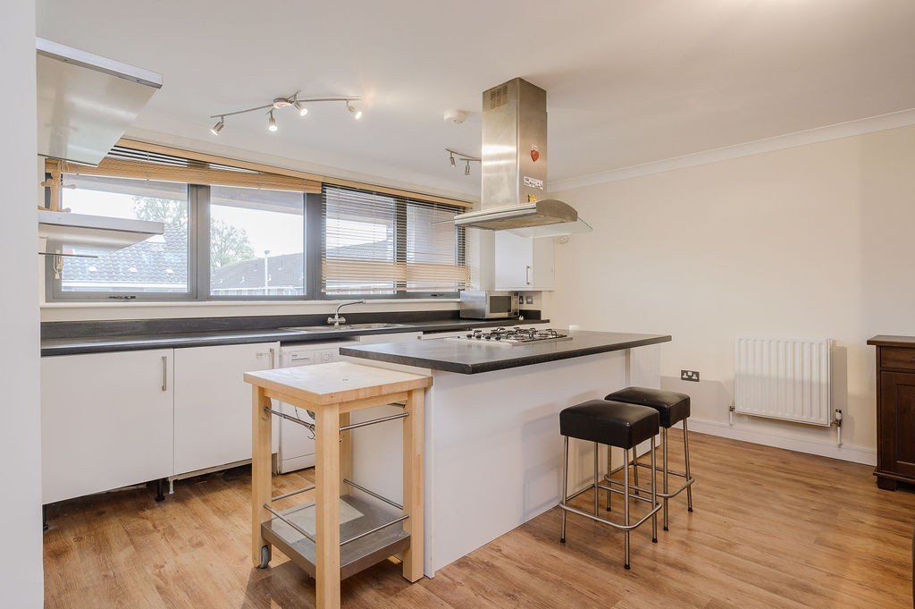 2 bed flat for sale in Brookwood Road, Southfields SW18, £500,000