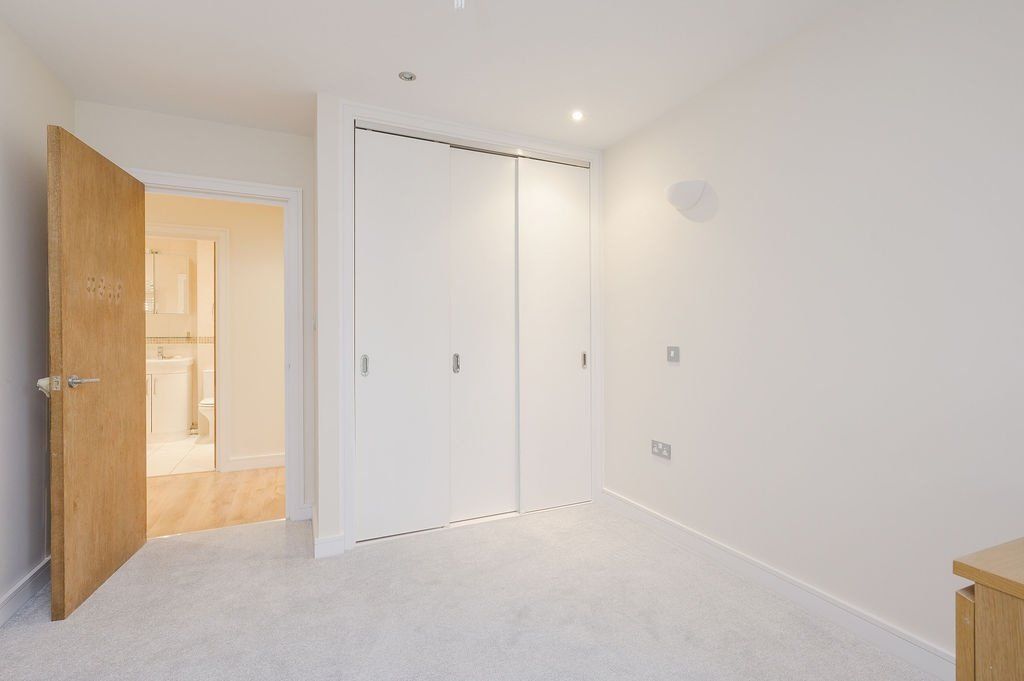 2 bed flat for sale in Brookwood Road, Southfields SW18, £500,000