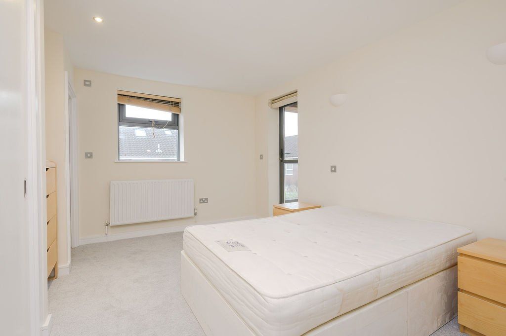 2 bed flat for sale in Brookwood Road, Southfields SW18, £500,000