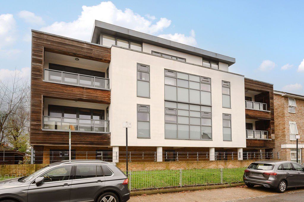 2 bed flat for sale in Brookwood Road, Southfields SW18, £500,000