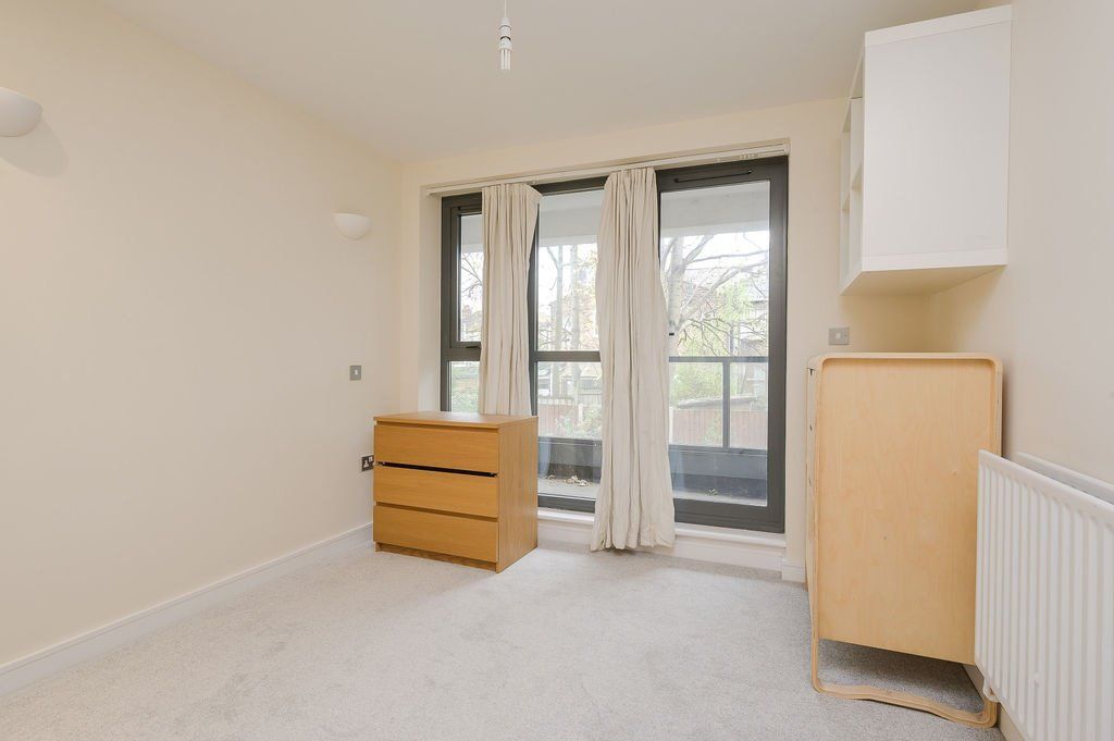 2 bed flat for sale in Brookwood Road, Southfields SW18, £500,000