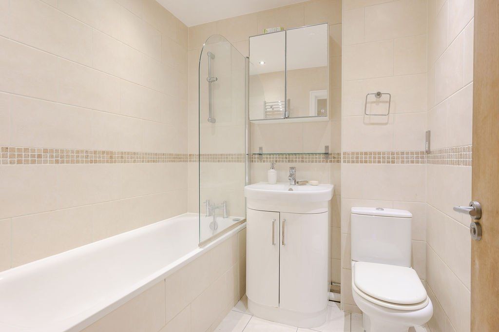 2 bed flat for sale in Brookwood Road, Southfields SW18, £500,000