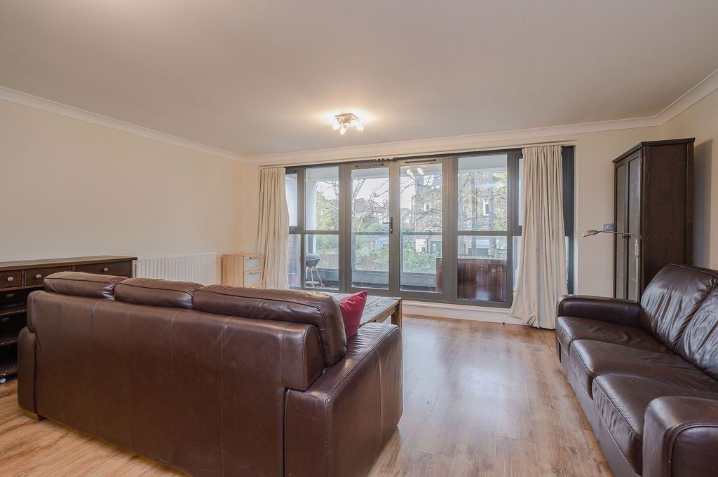 2 bed flat for sale in Brookwood Road, Southfields SW18, £500,000