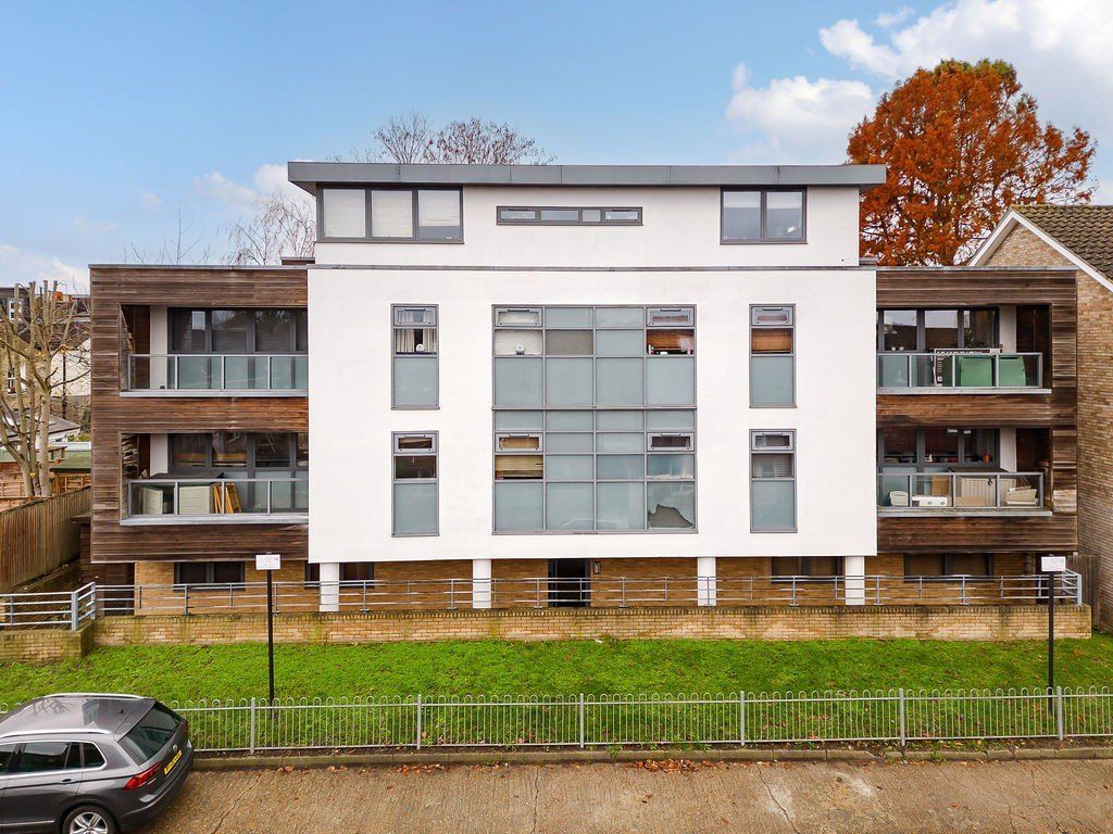 2 bed flat for sale in Brookwood Road, Southfields SW18, £500,000