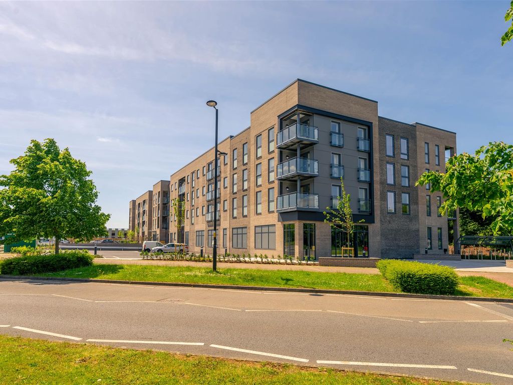 1 bed flat for sale in Gilbert Place, Lowry Way, Swindon, Wiltshire SN3, £275,000