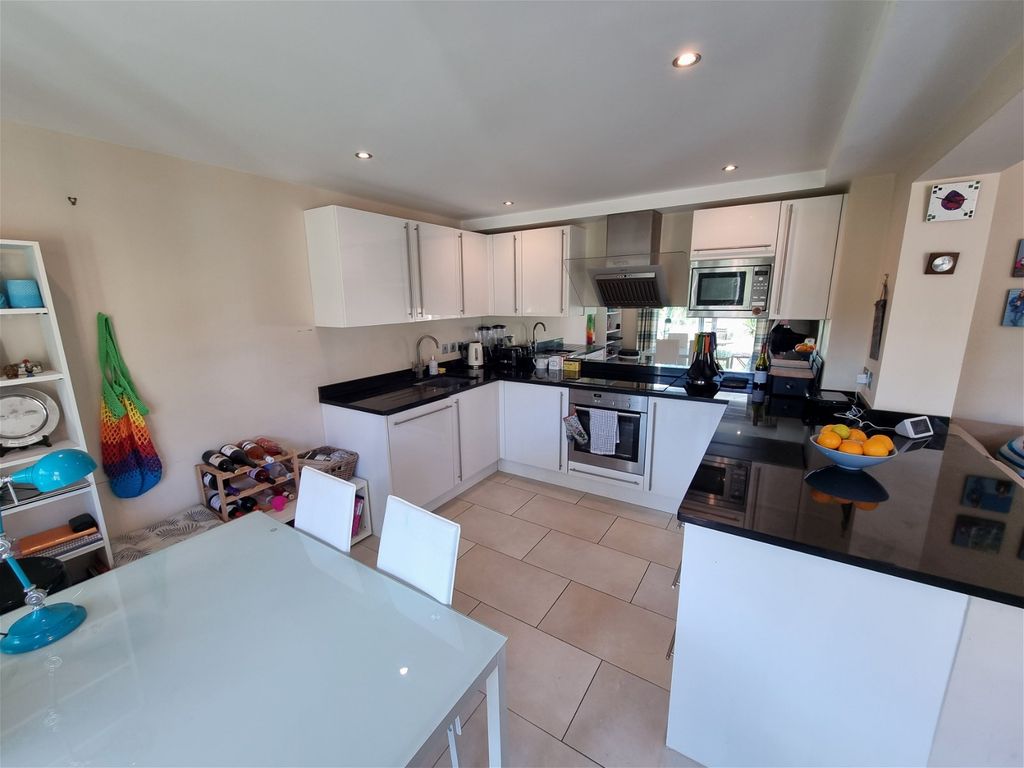 2 bed flat for sale in Ayton Drive, Portland DT5, £150,000