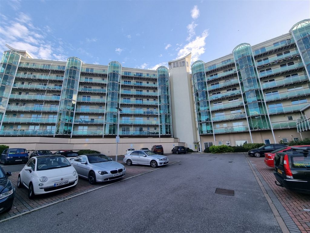 2 bed flat for sale in Ayton Drive, Portland DT5, £150,000