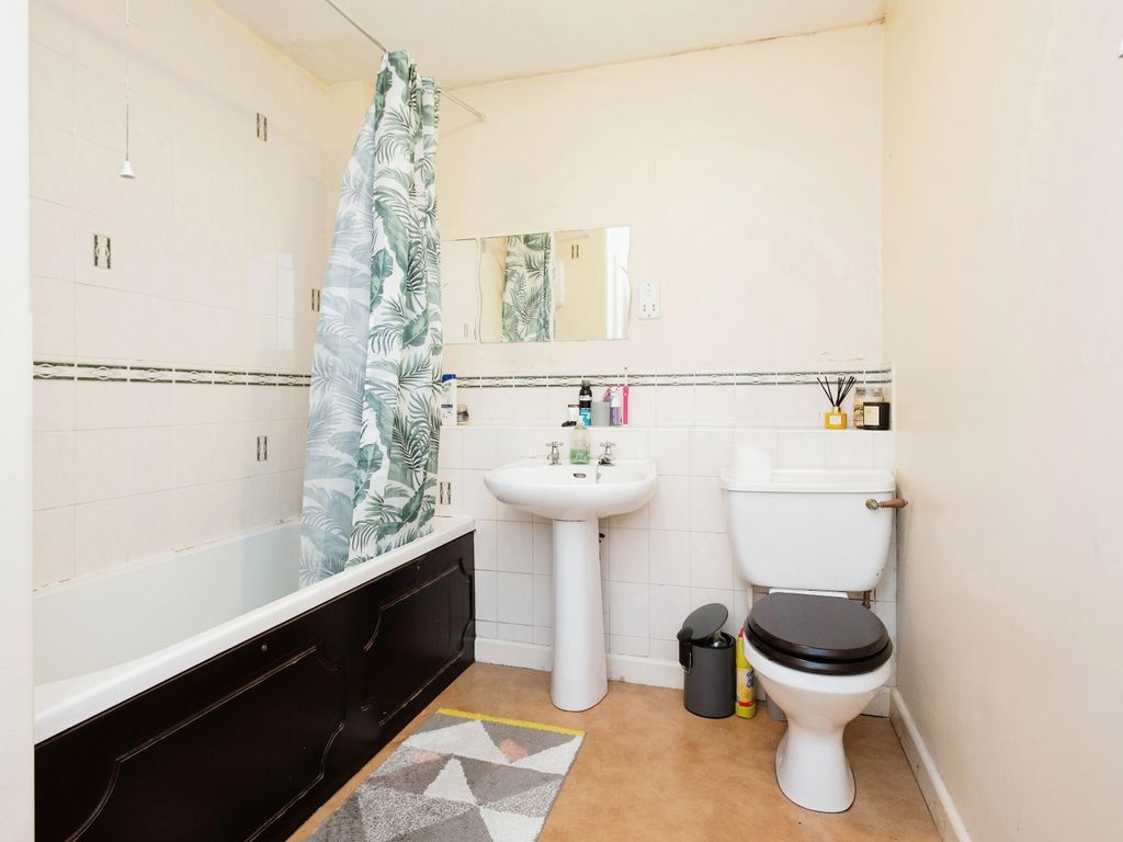 2 bed flat for sale in Chichester Road South, Manchester, Greater Manchester M15, £140,000