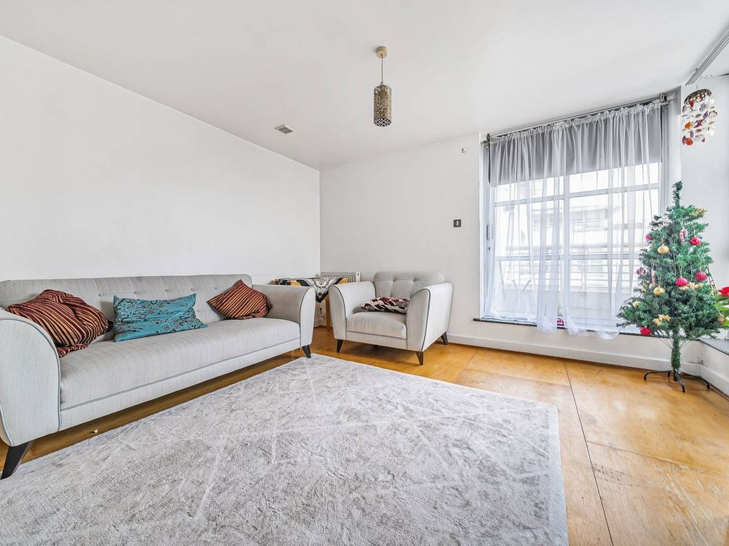 1 bed flat for sale in Barrier Point Road, Silvertown, London E16, £380,000