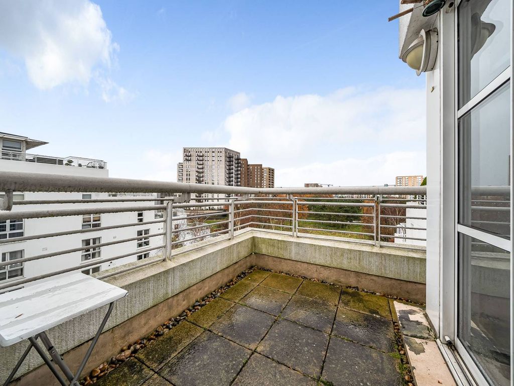 1 bed flat for sale in Barrier Point Road, Silvertown, London E16, £380,000