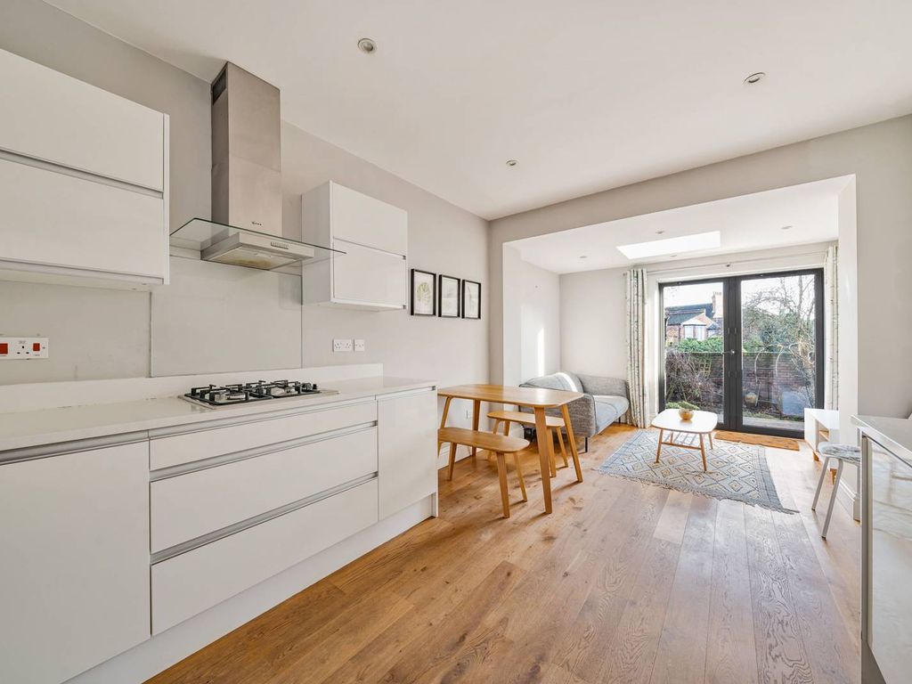 2 bed flat for sale in Oakley Gardens, Crouch End, London N8, £550,000
