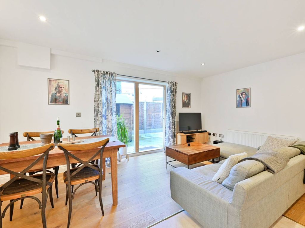 2 bed flat for sale in Abbey Road, Colliers Wood, London SW19, £525,000
