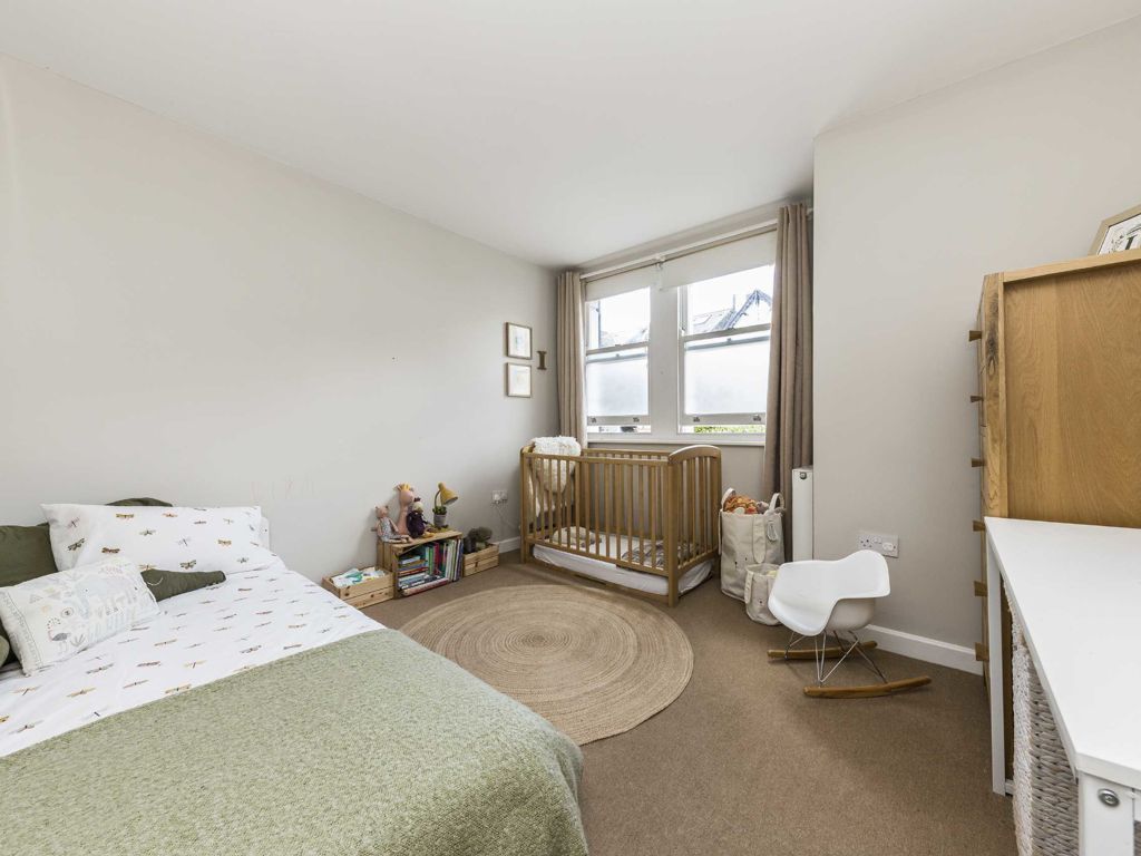 2 bed flat for sale in Davis Road, London W3, £459,950