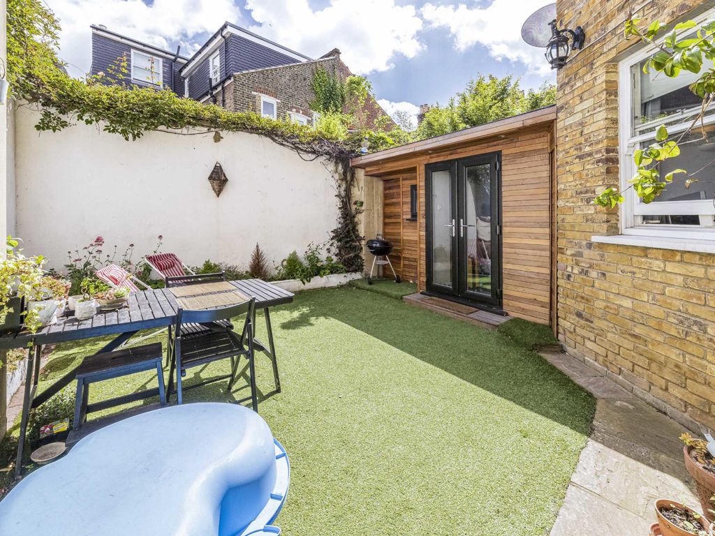 2 bed flat for sale in Davis Road, London W3, £459,950