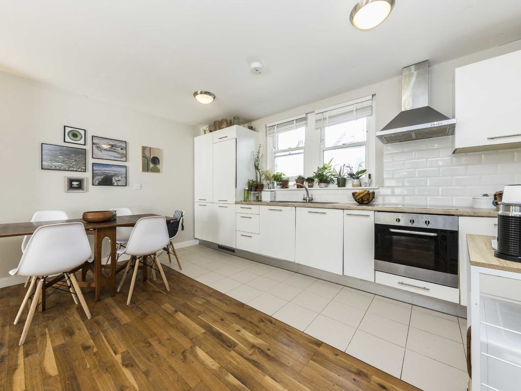 2 bed flat for sale in Davis Road, London W3, £459,950