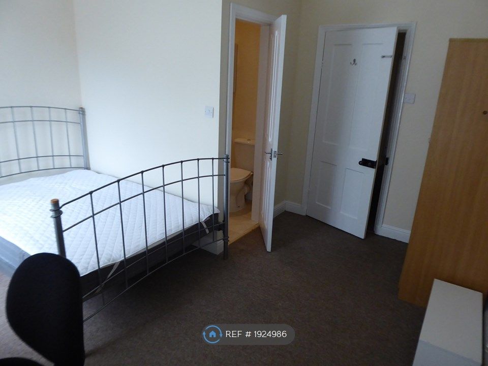 Room to rent in Leek Road, Shelton ST1, £217 pcm