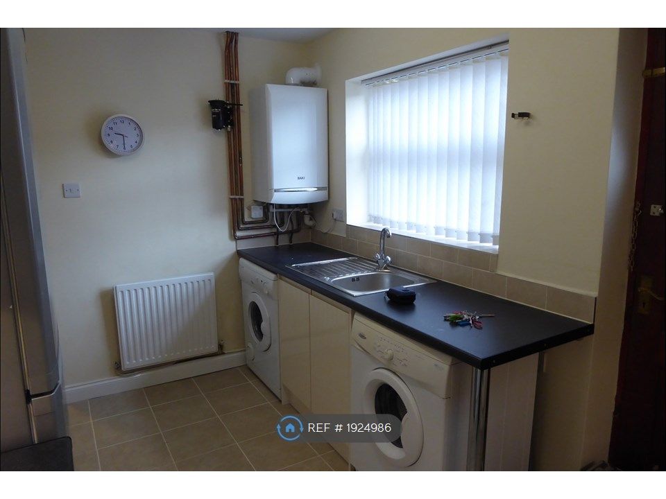 Room to rent in Leek Road, Shelton ST1, £217 pcm