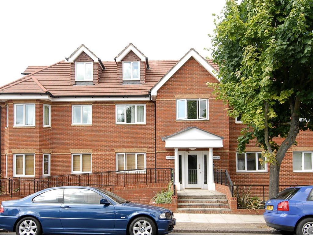 2 bed flat for sale in Dukes Avenue, New Malden KT3, £425,000