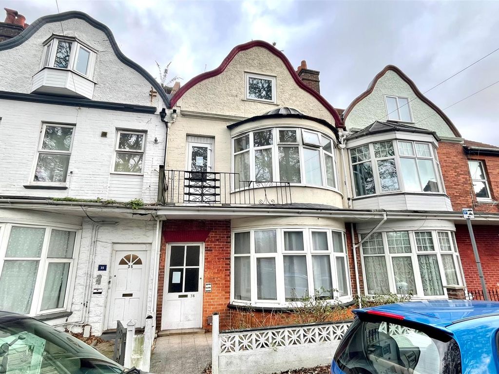 Studio to rent in Churchill Road, Bournemouth, Boscombe BH1, £625 pcm