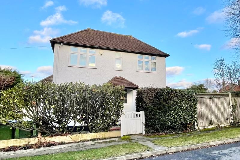 2 bed detached house to rent in Cornwall Avenue, Claygate, Esher KT10, £2,000 pcm