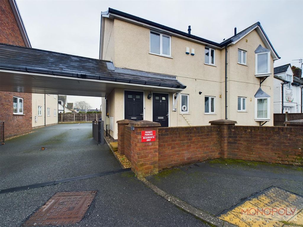 2 bed flat for sale in Kenyon Avenue, Wrexham LL11, £139,950