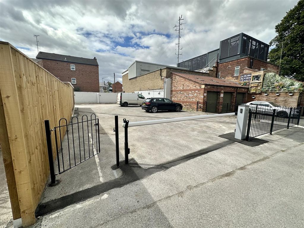 Parking/garage to rent in Gillygate, York YO31, £150 pcm