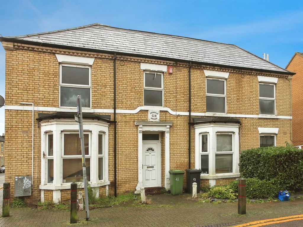 2 bed flat for sale in Monument Street, Peterborough PE1, £140,000