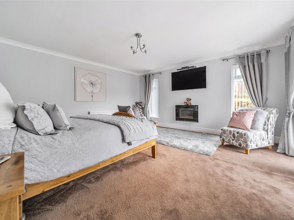 4 bed bungalow for sale in Badbury, Swindon, Wiltshire SN4, £750,000