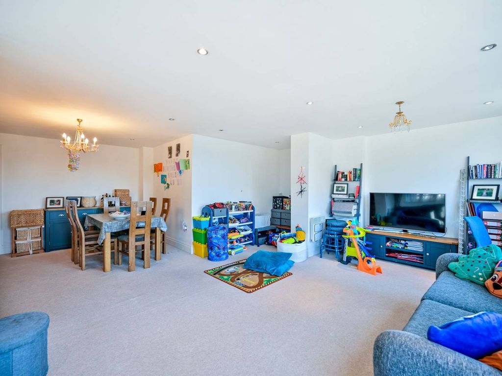 3 bed flat for sale in Seven Kings Way, Kingston, Kingston Upon Thames KT2, £800,000