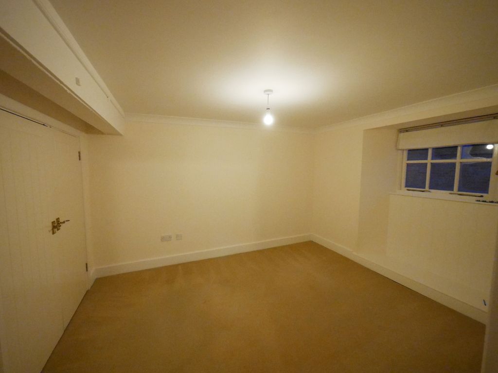 2 bed flat to rent in Lewis Lane, Cirencester GL7, £1,250 pcm