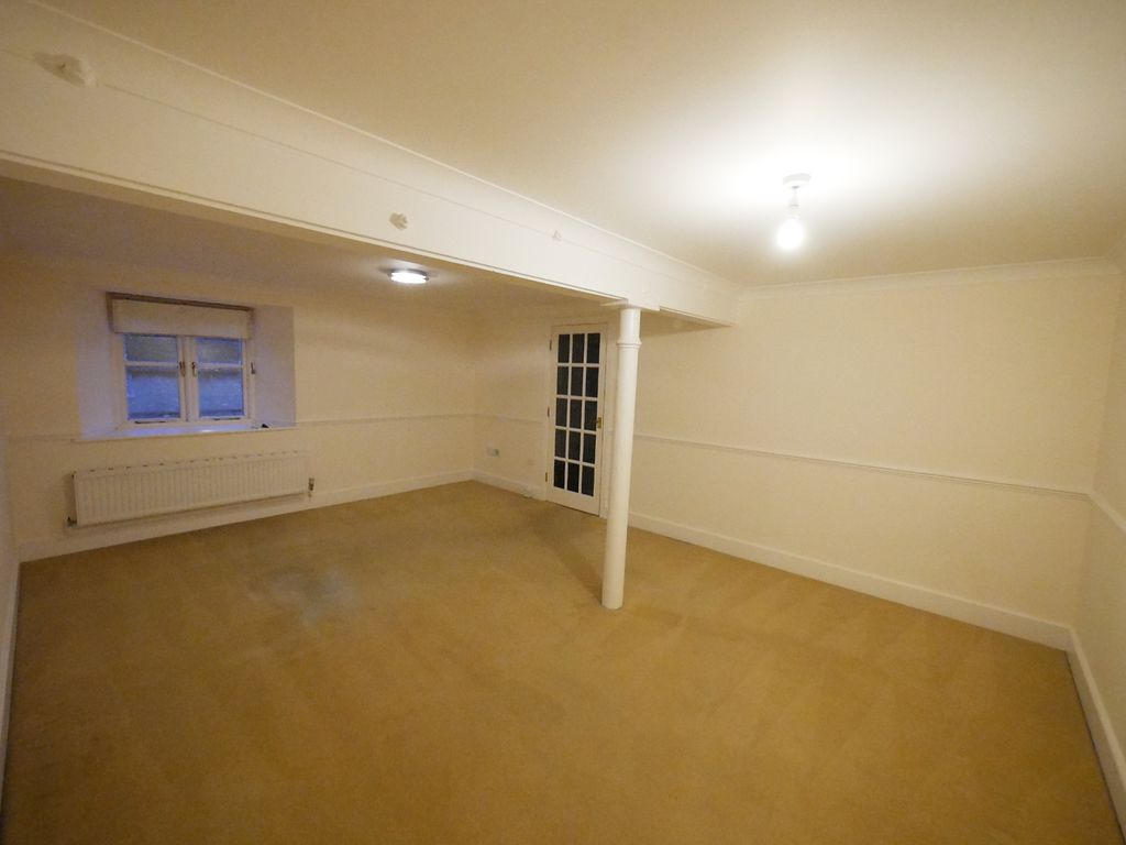 2 bed flat to rent in Lewis Lane, Cirencester GL7, £1,250 pcm