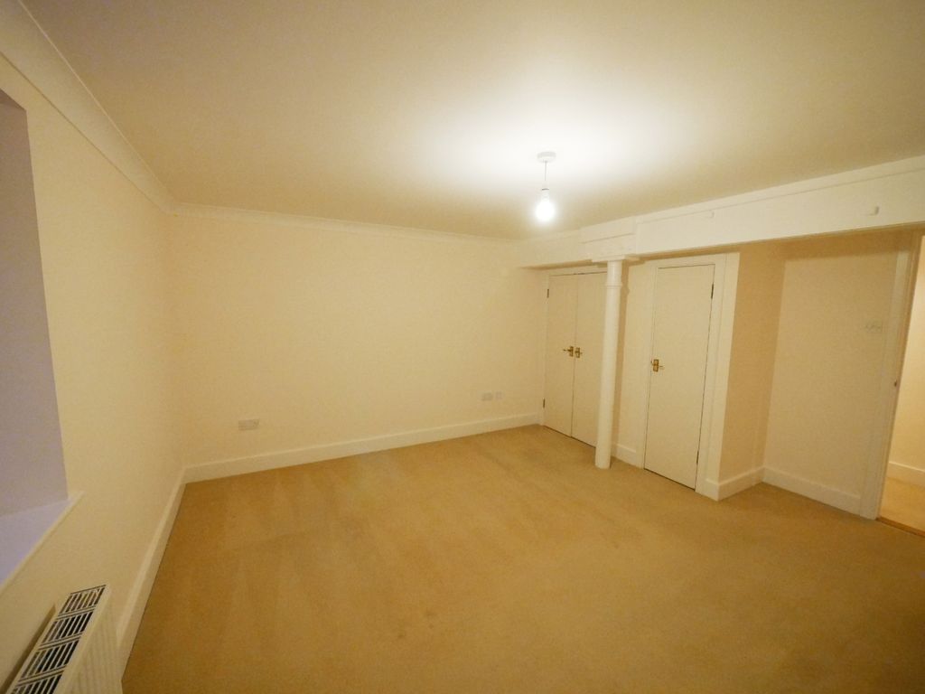 2 bed flat to rent in Lewis Lane, Cirencester GL7, £1,250 pcm