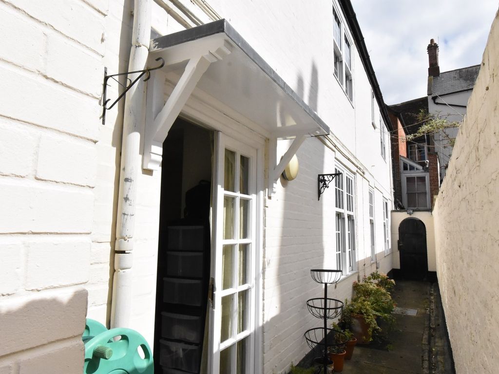 2 bed flat for sale in High Street, Tewkesbury GL20, £165,000