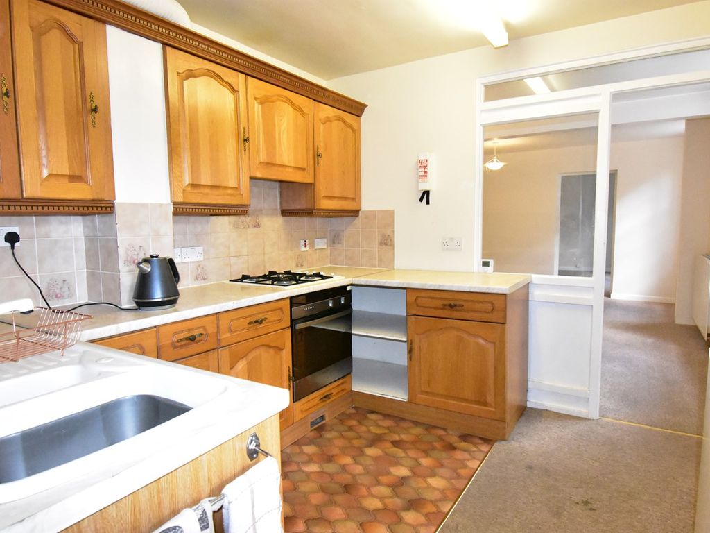 2 bed flat for sale in High Street, Tewkesbury GL20, £165,000
